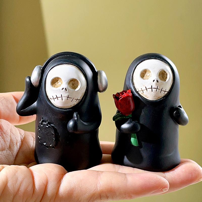 Faceless Witch Skull Halloween Resin Ornament for Living Room Decor