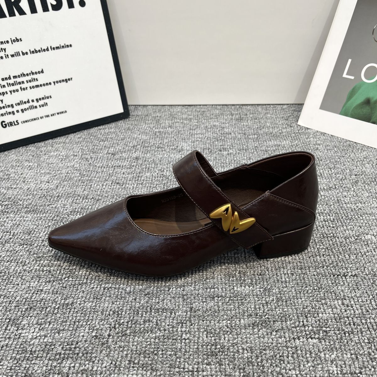 

Французские туфли-лодочки на толстом каблуке женские 2025 осень новые металлическая пряжка острый носок мелкий вырез зарубежный стиль слово с туфлями Мэри Джейн 40 коричневый