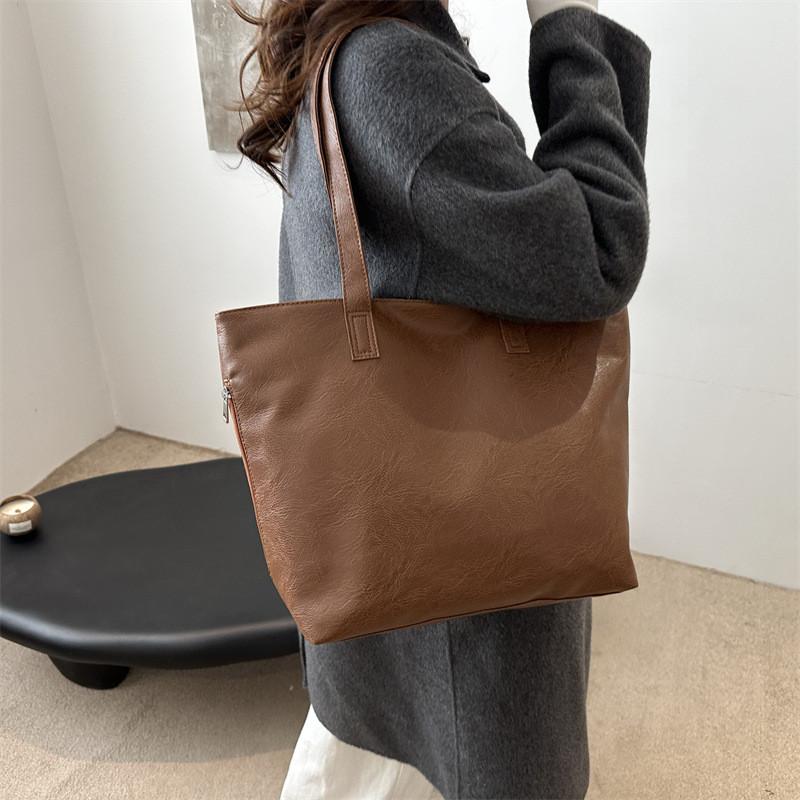 Stylish Retro Single Shoulder Commuter Tote Bag Large Capacity Chic Women Handbag