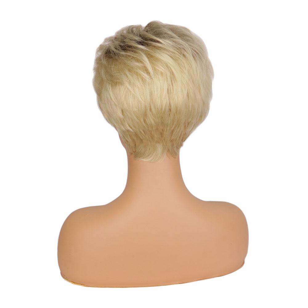 Păr scurt vopsit pufos de femei la modă