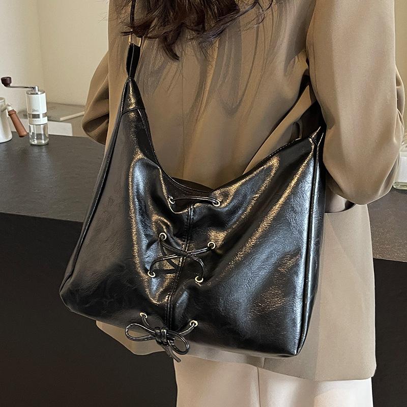 

Высококачественная сумка нишевого дизайна 2024 года, новая сумка-мессенджер для женщин, большая вместимость, модная сумка через плечо для женщин