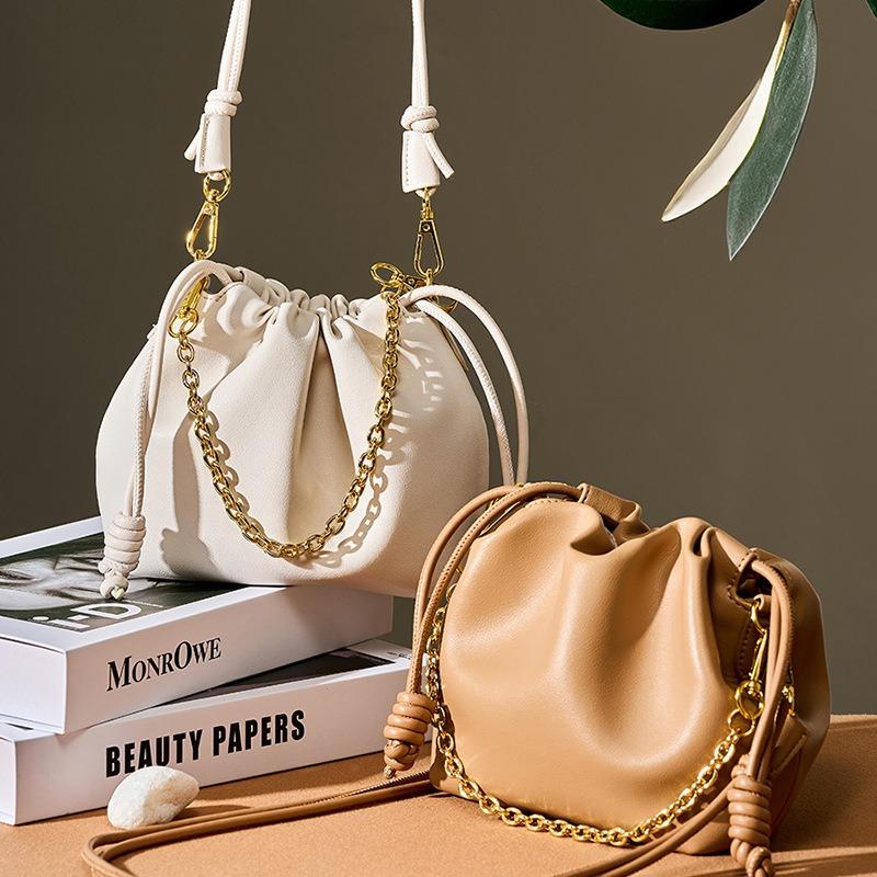 New leather shoulder messenger bag retro wind cloud bag fashion versatile bag women's bag