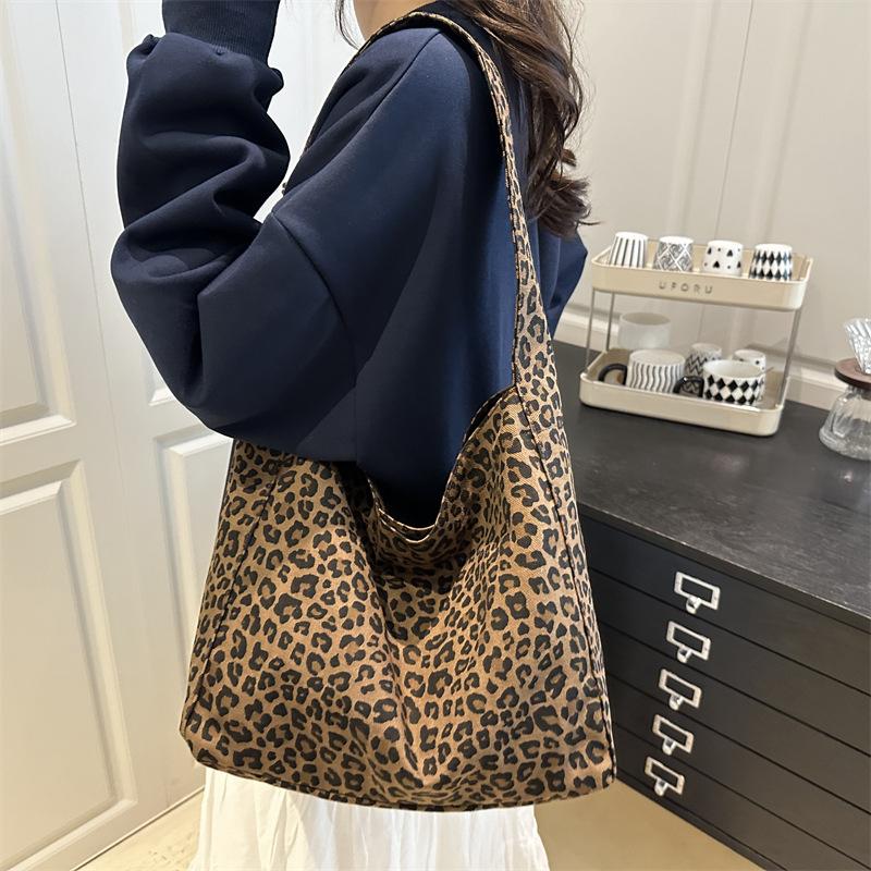 Leopard Pattern Tote Bag Vintage Wide Strap Bucket Large Capacity Crossbody Bags for Commute Outings Female Underarm Purse Bag