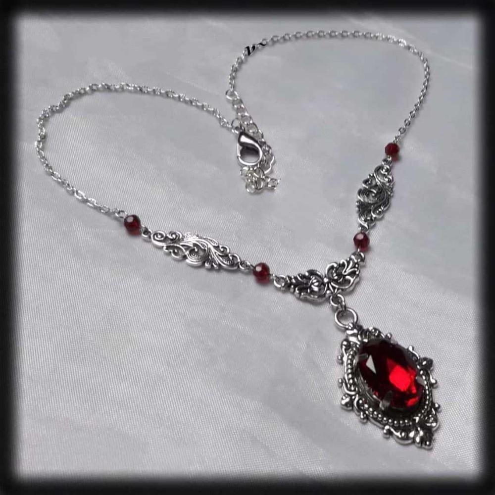 Retro Red Quartz Gothic Necklace Oval Pendant Red Beads Vintage Choker Embossed Pattern Charm Necklace Gifts