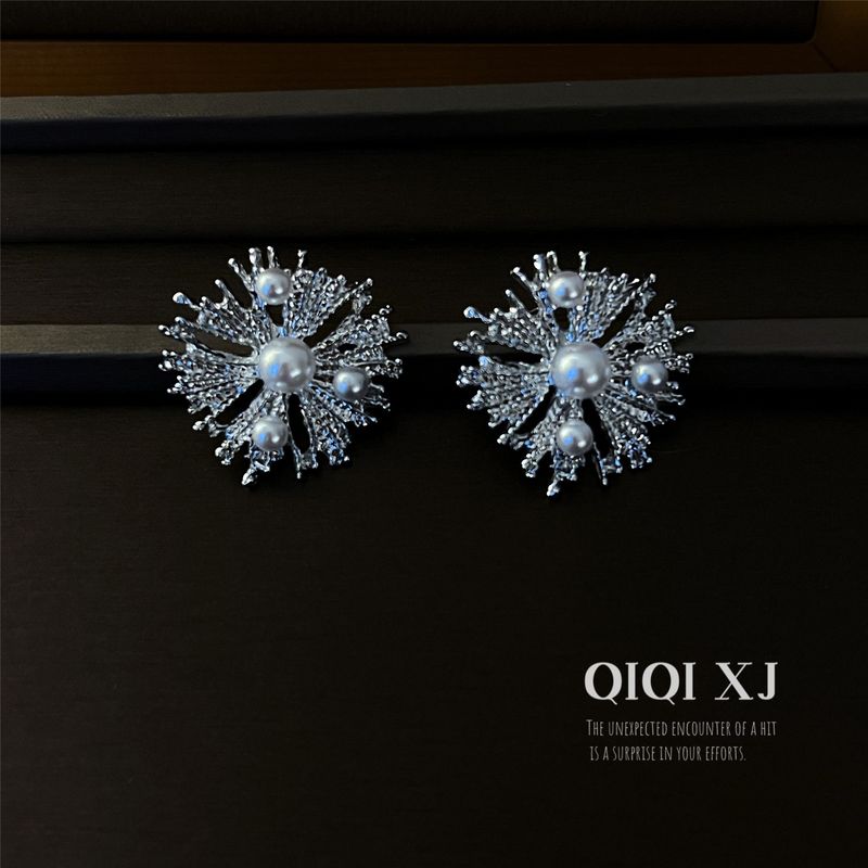 Metal Flower Imitation Pearl Necklace and Earring Set, Niche Elegant European and American Light Luxury Exquisite Evening Dress Accessories Earrings