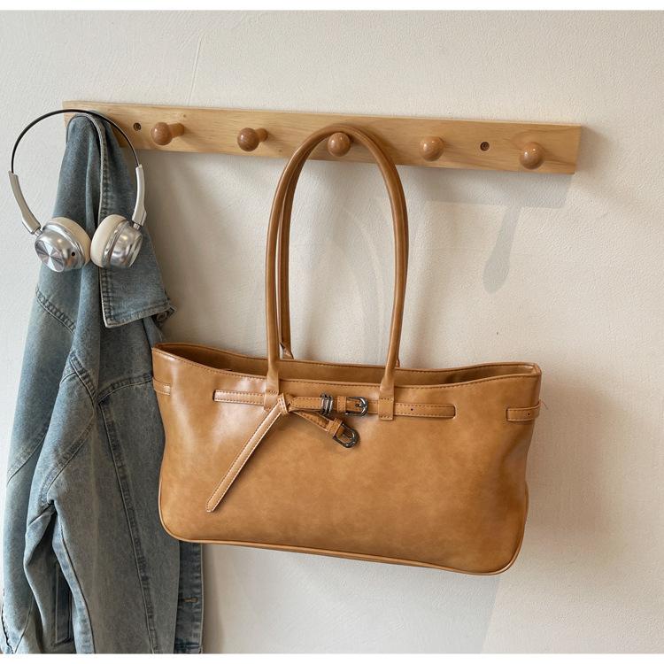 

Korean belt buckle design tote bag 2025 new retro high-end shoulder bag large-capacity commuter women s bag trend
