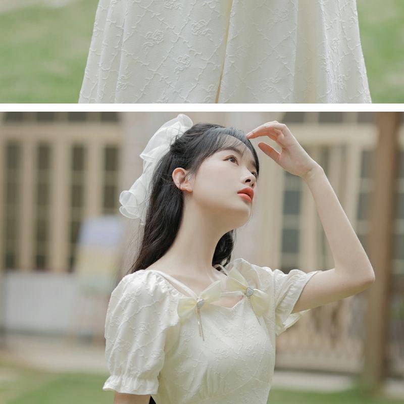 Kleines französisches Retro-Sommerkleid mit Schleife und quadratischem Ausschnitt