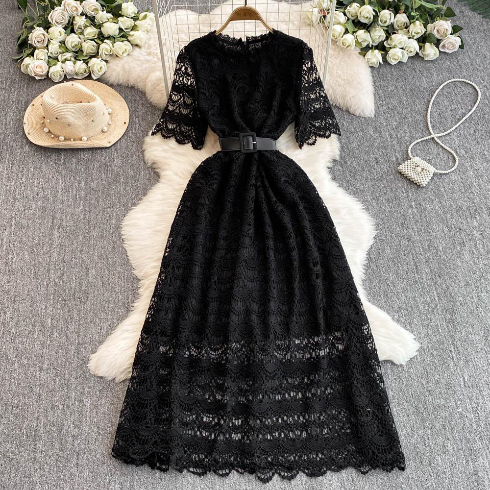 

Платье средней длины с легким роскошным модным и стройнящим вырезом. Водорастворимый кружевной дизайн. One Size