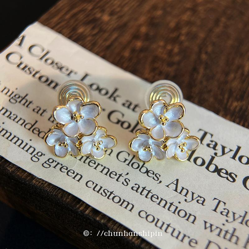 Spring and summer white flower dopamine ear clips without ear piercings, high-end sensual mini temperament, new ear piercing-free earrings