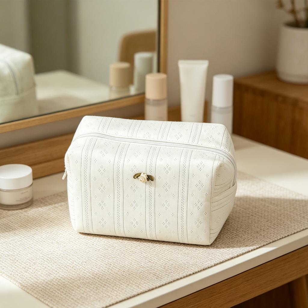 Roses Print Cosmetic Bag Zipper Closure Stylish Storage Bags Portable Organizer for Shopping And Outdoor Family Outings