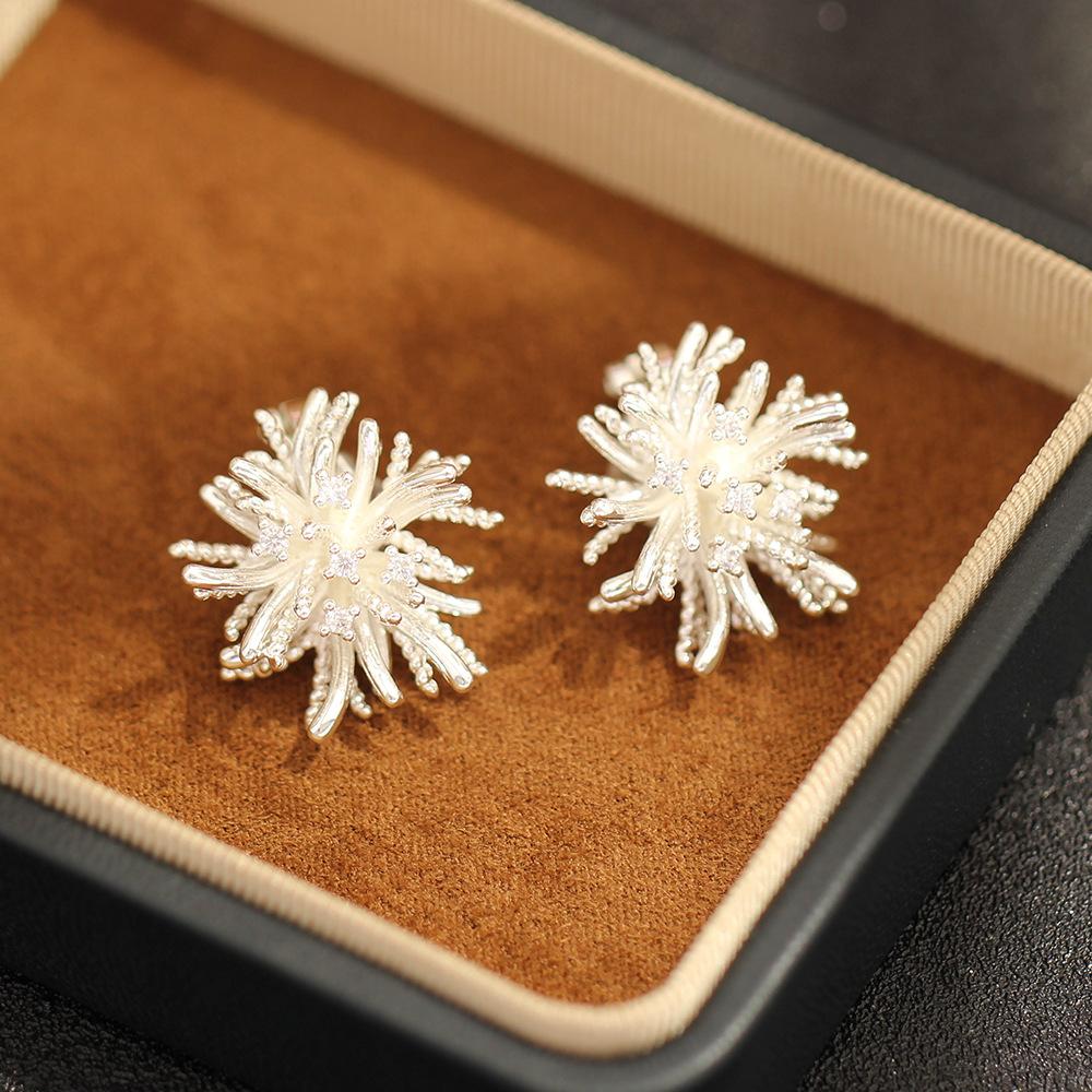 Super fairy light luxury dandelion alloy earrings Korean exaggerated electroplating three-dimensional ear clips personalized temperament fashion earri