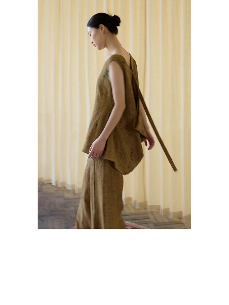 Autumn Origami-Inspired Sleeveless Linen Top with Mottled Texture
