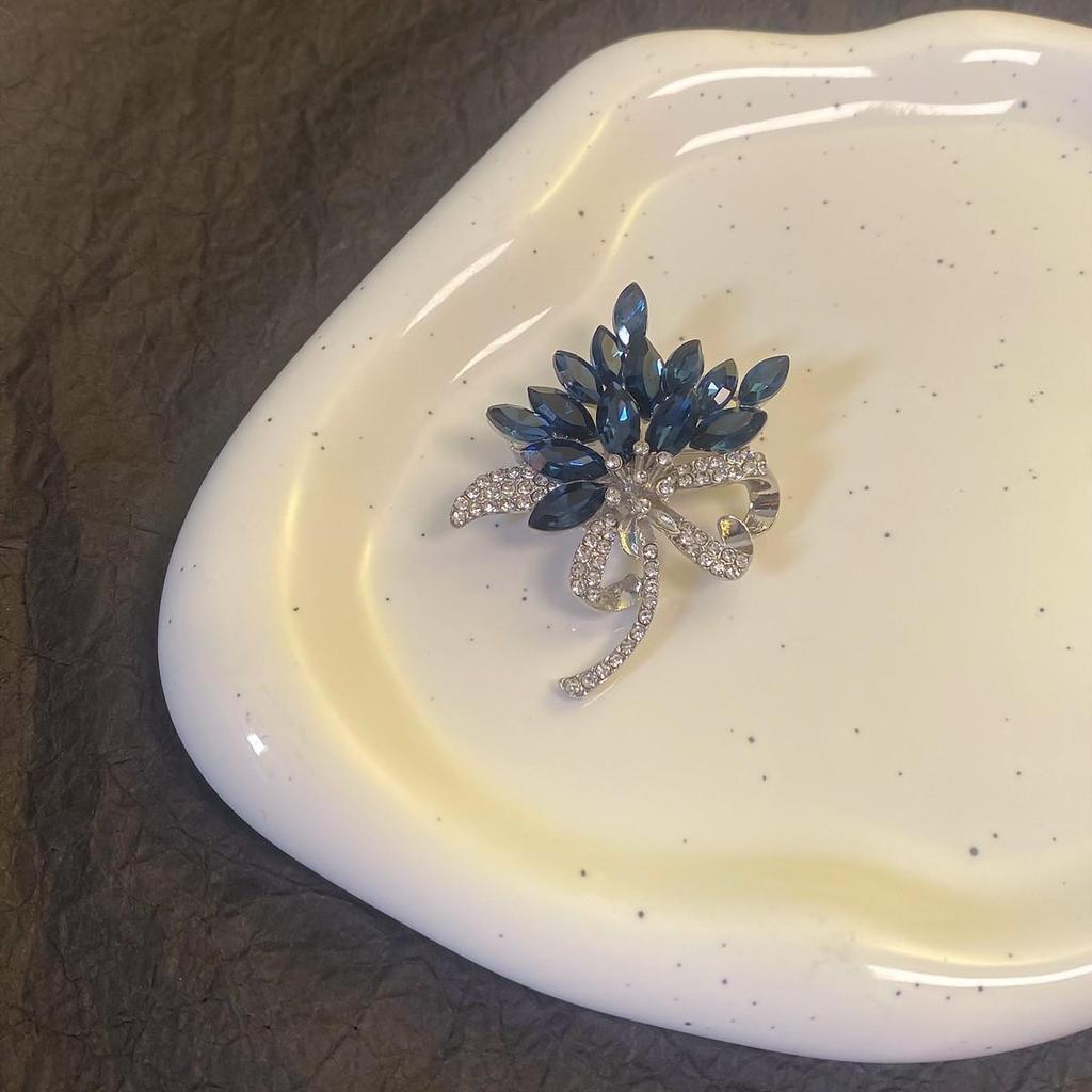 Blue Crystal Elegant Korean Flower Brooch - High-End Suit Pin and Outerwear Accessory