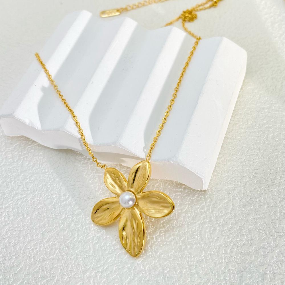 Naszyjnik z trzema kwiatami ze stali nierdzewnej pozłacany 18-karatowym złotem: Elegancka tytanowa biżuteria w stylu francuskim