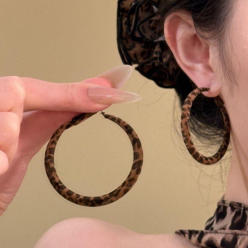 

111 Silver Needle Design Sense Flocking Leopard Print Earrings Femininity Earrings Exaggerated Spice Girl Earrings Retro Personality Earrings 925 silver needle