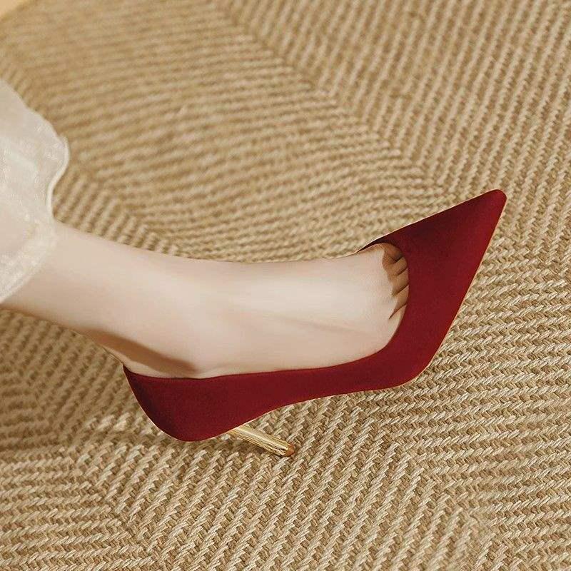2025 Rote Hochzeitsschuhe im chinesischen Stil: Bequeme Wildleder-High Heels für Bräute