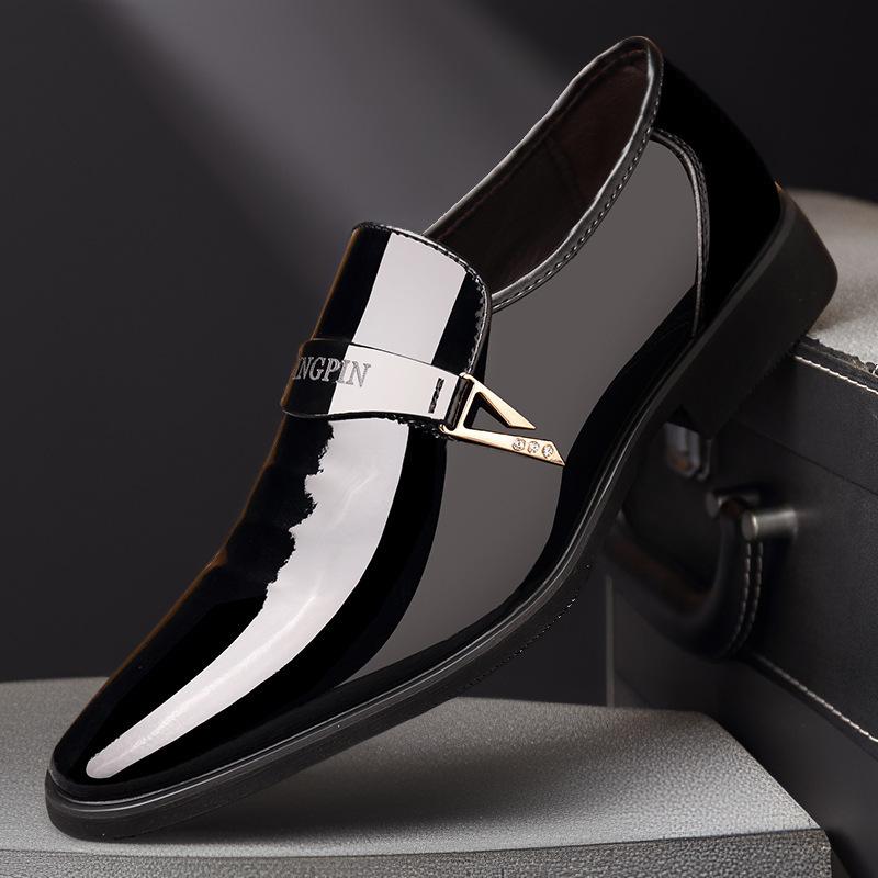 

2025 новая кожаная обувь мужская большого размера лакированная глянцевая остроносая деловая классическая британская дышащая молодежная универсальная свадебная обувь мужская 38