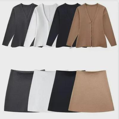 Φθινόπωρο 2023 Γυναικείο Σετ Πλεκτή Ζακέτα με V και Μίνι Φούστα