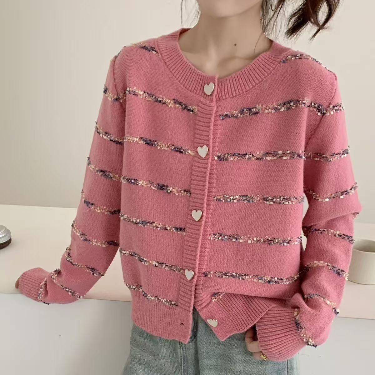 

2026 Early Spring Xiaoxiangfeng Color Striped Knitted Cardigan Women s Sweet and Gentle Wind Love Button Sweater Jacket Women One size рожевий червоний колір