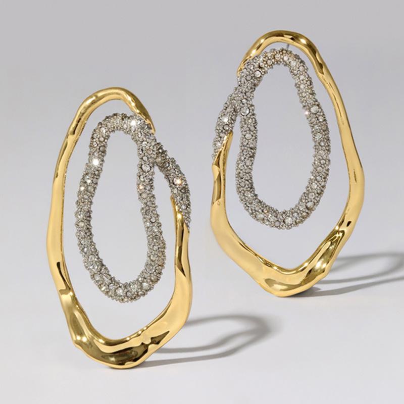 

Персонализированные серьги-гвоздики с бриллиантами и двухцветные контрастные серьги.