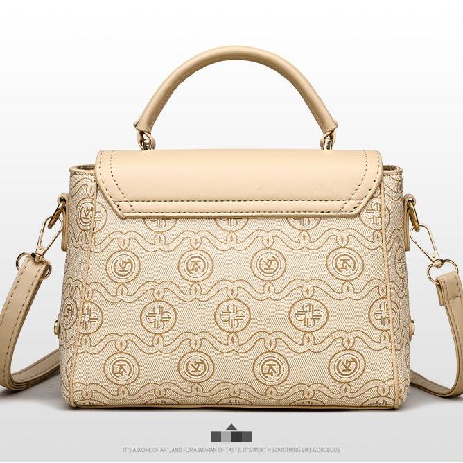 Атмосферная женская сумка-мессенджер — фото 7