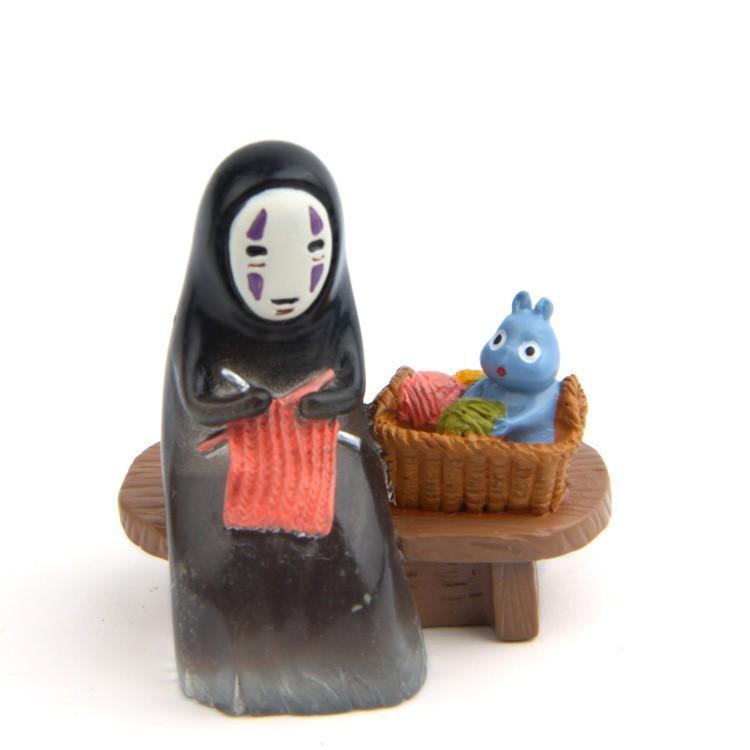 

Безликий человек, сидящий на табурете, вяжущий свитер, модель сцены для декорации, реквизит