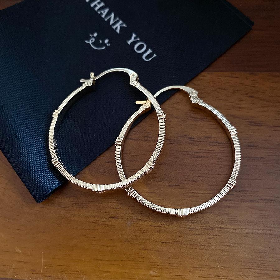 

European and American k light gold round ear buckles retro individual cold wind temperament earrings light luxury high-end earrings