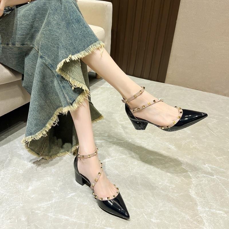 Schwarz-weiße spitze Nieten-High Heels Damen dicker Absatz Frühjahr 2025 neu halbe Tasche Kopf Wort mit Sandalen einzelne Schuhe Damen