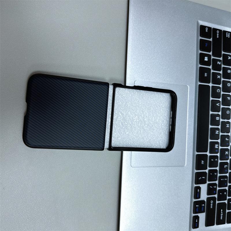 Ultradunne Magnetische Case van Koolstofvezel voor Samsung Z Flip7/Z Flip6 - Randloos, Valbestendige Bescherming