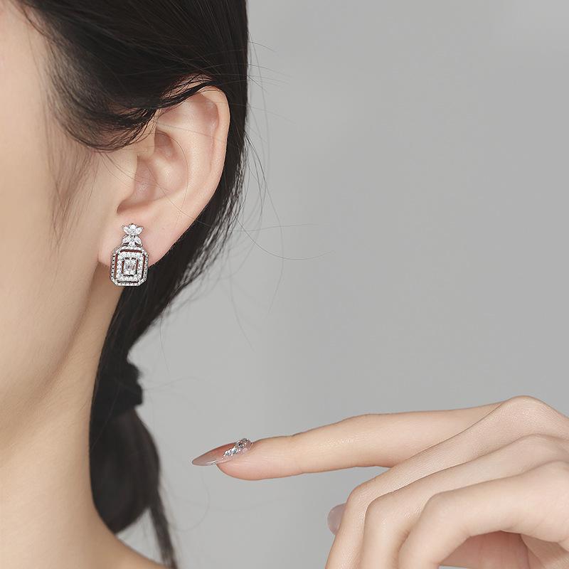 2026 Korean Exquisite Temperament Zircon Micro-inlaid with Diamonds Bow Stud Earrings Daily Versatile Light Luxury High-end Earrings Earrings
