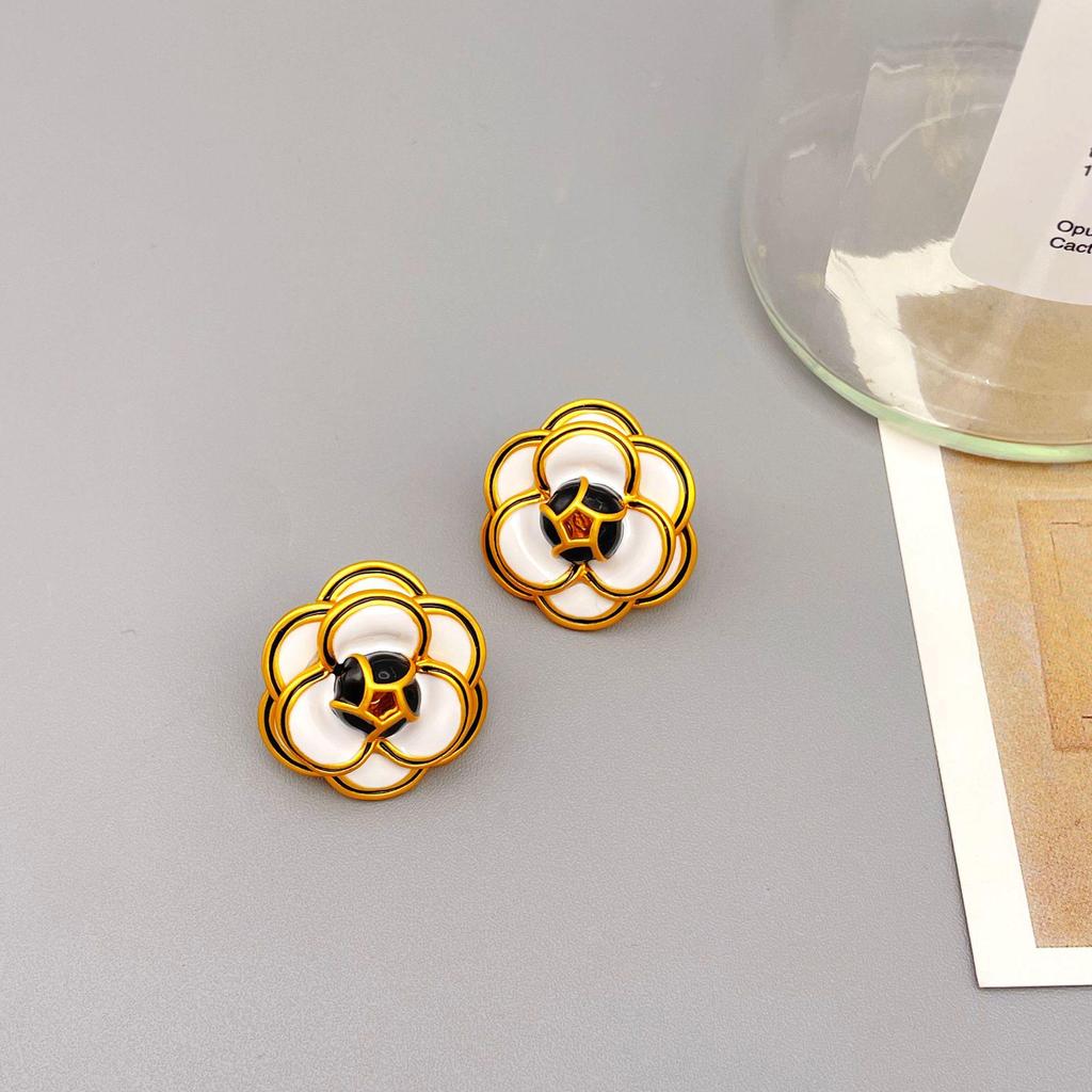 Vintage Kamelien Emaille Ohrringe: Schwarz/Weiß Farbblock Dreilagige Blumenstecker mit 925 Sterlingsilber