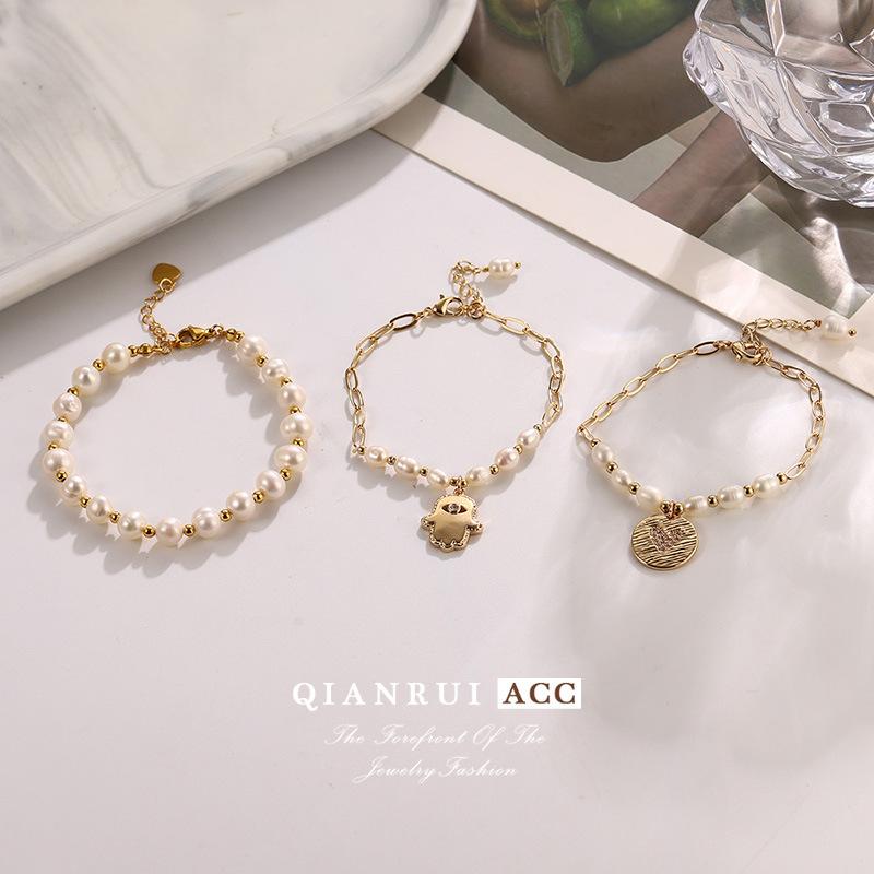 Retro fashion natural pearl bracelet ins girlfriend with the same beaded simple light luxury niche love pendant bracelet