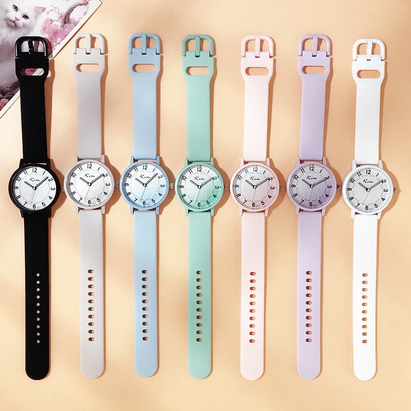 Stille Prüfungs-Quarzuhr: Leuchtend & Wasserdicht für Junior- & Highschool-Schüler, Männer & Frauen, in schlichten, lebendigen Farben.