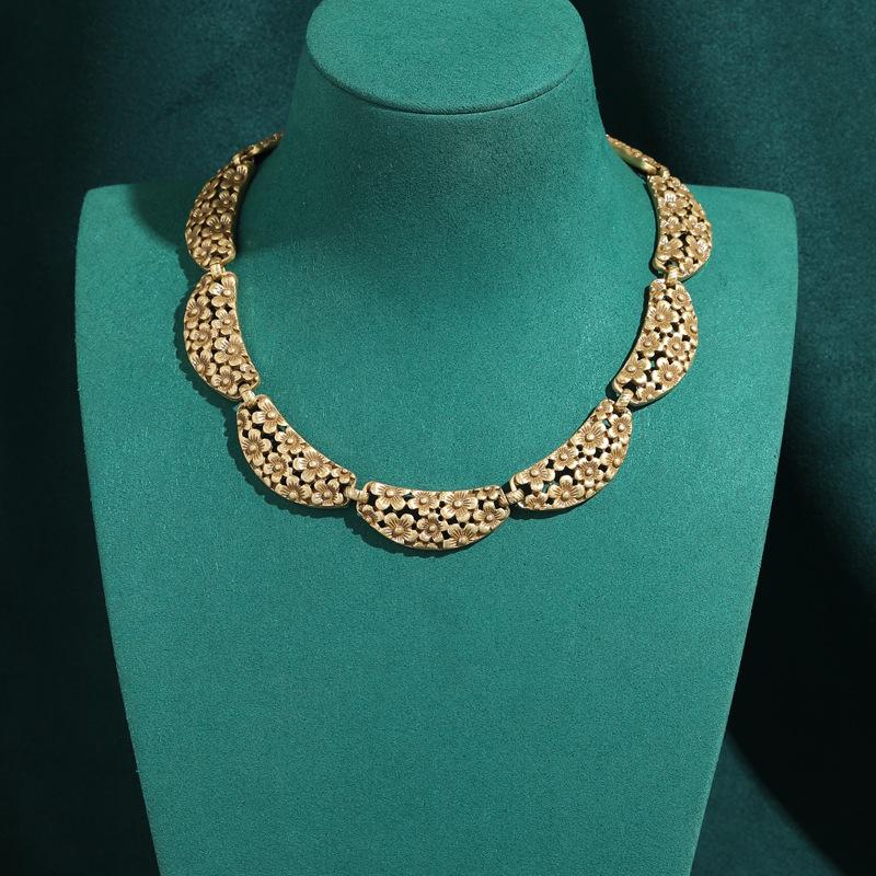 Yong Nuo Vintage Gold Fan-Shaped Carved Necklace with Floral Splicing - Retro Elegance