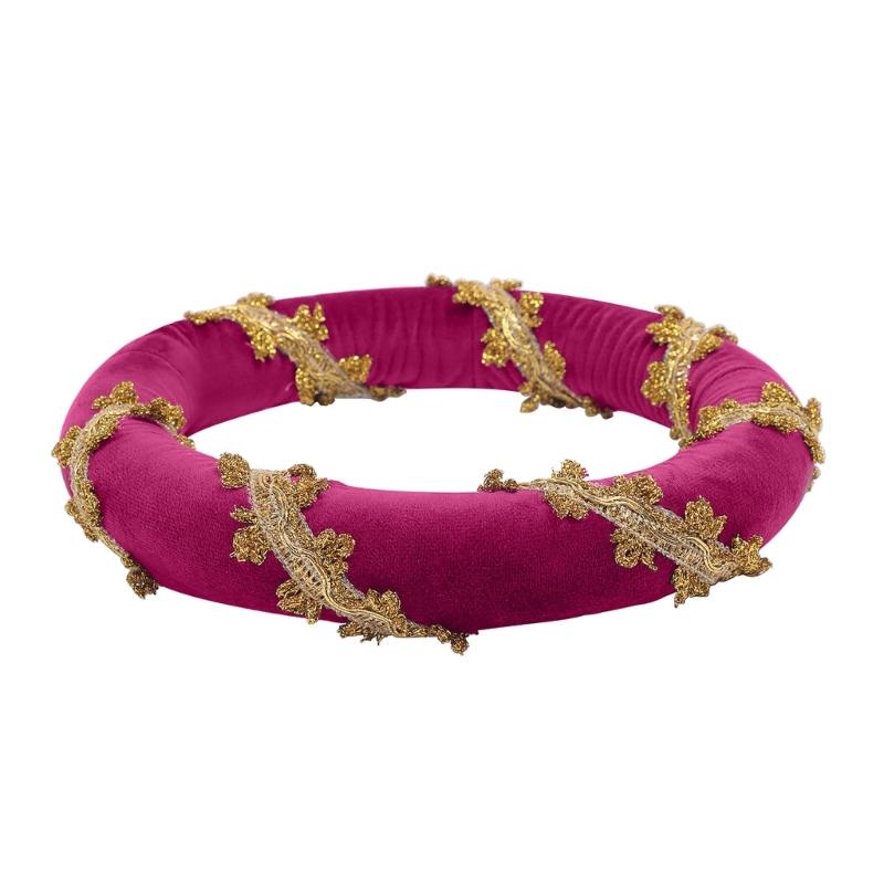 Cappello a cuffia imbottito in velluto rinascimentale con delicato bordo dorato per costumi medievali e rappresentazioni teatrali