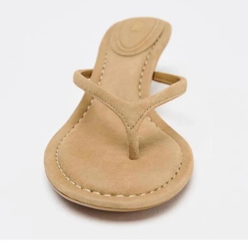 2026 Sommer Neue Runde Zehenpartie Hoher Absatz Fischgrätenmuster Strandresort-Stil Flip-Flops mit Zehenspreizer und Mittlerem Absatz