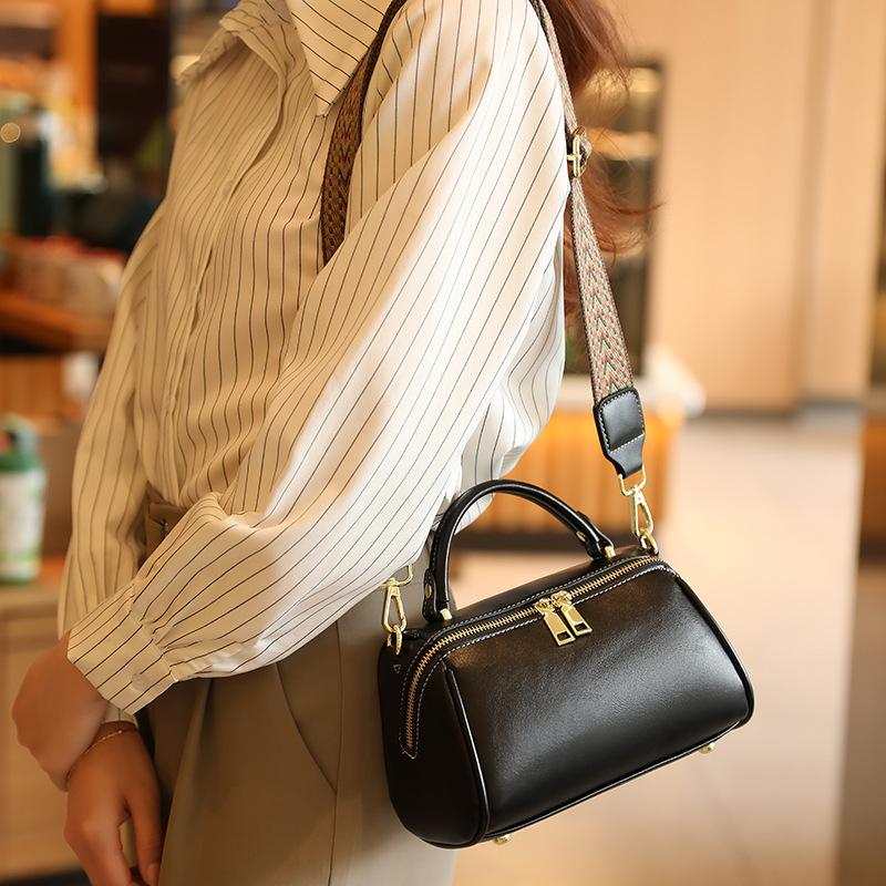High-end retro casual Boston pillow bag for women, 2026 new trendy versatile shoulder handbag and crossbody bag