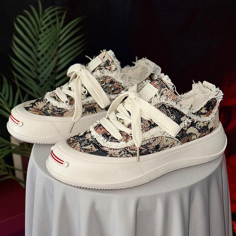 

New skateboard shoes platform shoes breathable spring and summer bread shoes men s casual shoes dissolving board shoes live canvas shoes 39