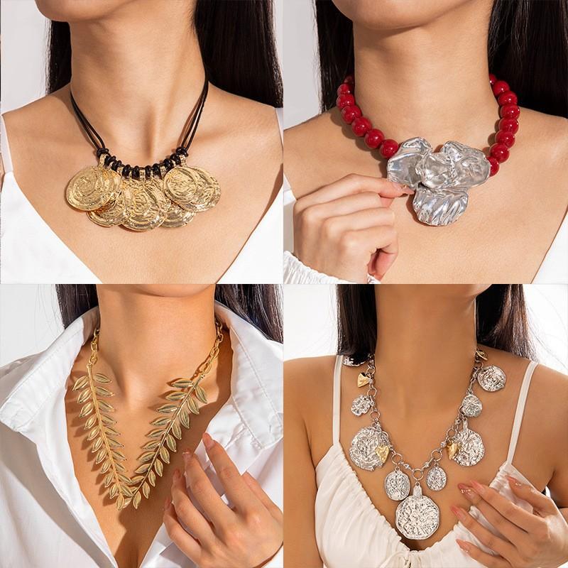 Retro Light Luxury Acrylic Beaded Necklace, Retro Three-dimensional Alloy Flower Pendant Necklace for Women