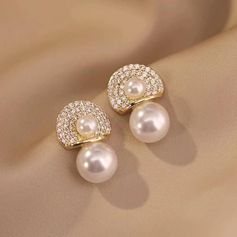 Celebrity temperament Fan-shaped design sense Full diamond stud earrings Gentle fashion High sense earrings Popular earrings