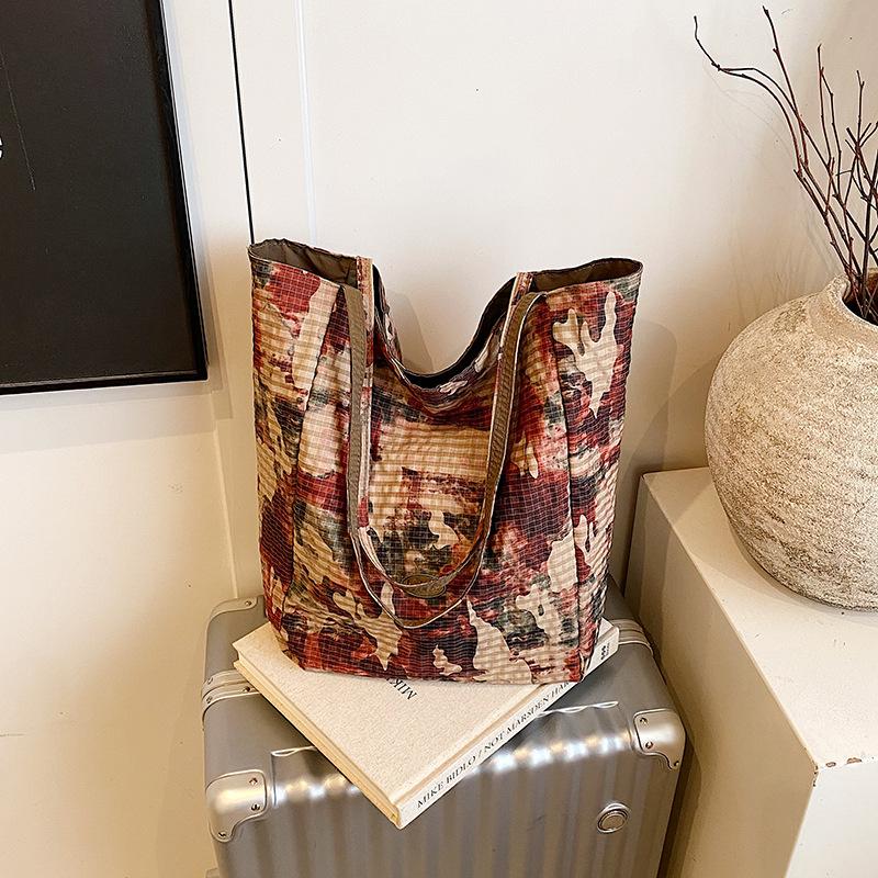 

Canvas bag design sense niche armpit bag women s bag 2025 new large-capacity printed double-sided shoulder bag коричневый