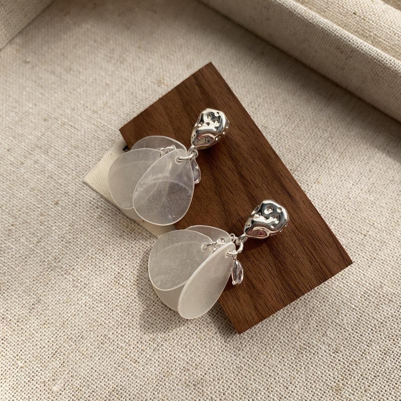 

French Fresh White Flower Stud Earrings Fairy Girl Earrings Ginkgo Biloba Design Fashion Versatile Earrings