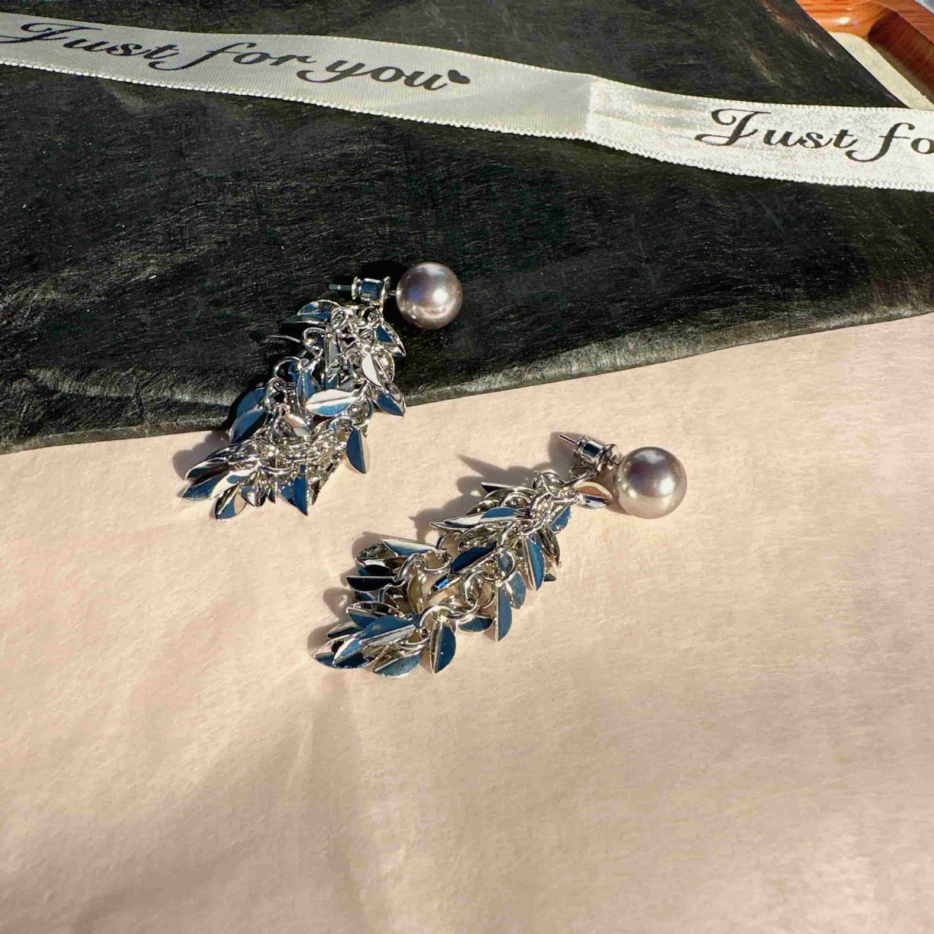 

Модные серебряные серьги-подвески с кисточками в виде листьев и жемчуга для женщин, элегантные серьги с круглыми бусинами из искусственного жемчуга, ювелирные подарки серебряный