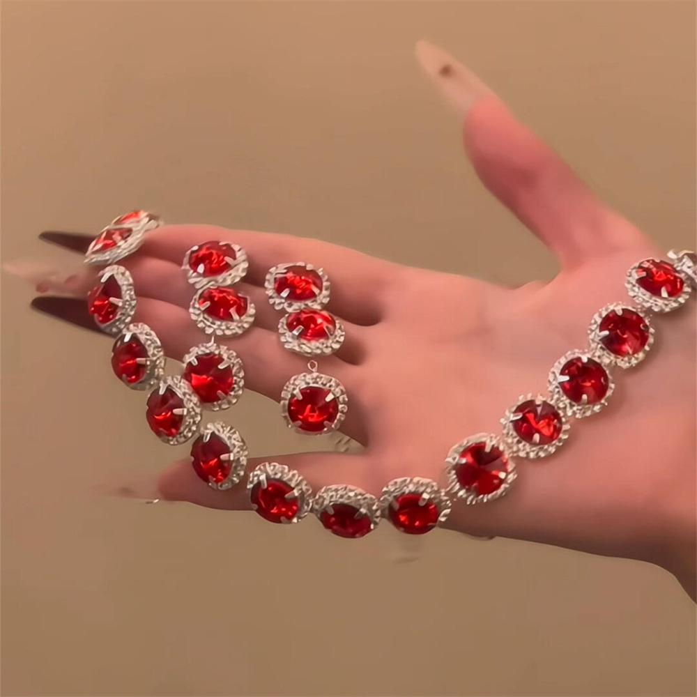 Элегантный набор: серьги и колье с кисточками из страз