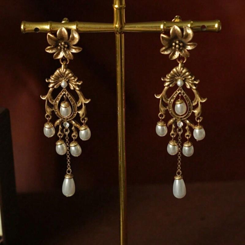 2 db Vintage Virág Csepp Üreges Bírósági Stílusú Műgyöngy Fém Arany Színű Többszínű Női Bojtos Lógós Fülbevaló