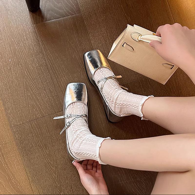 Französischer Abendwind silberne Einzelschuhe Damen flach 2025 Frühling neu Temperament Fee Pendler eckiger Kopf flacher Ausschnitt Mary Jane