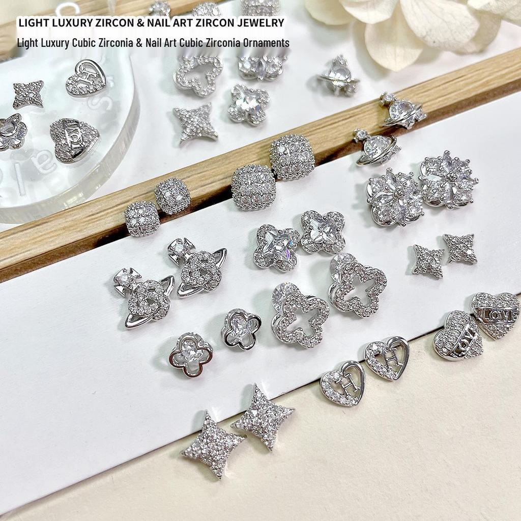 Luxurious Zircon Four-Leaf Clover Nail Art: White K Gold Heart Accessories