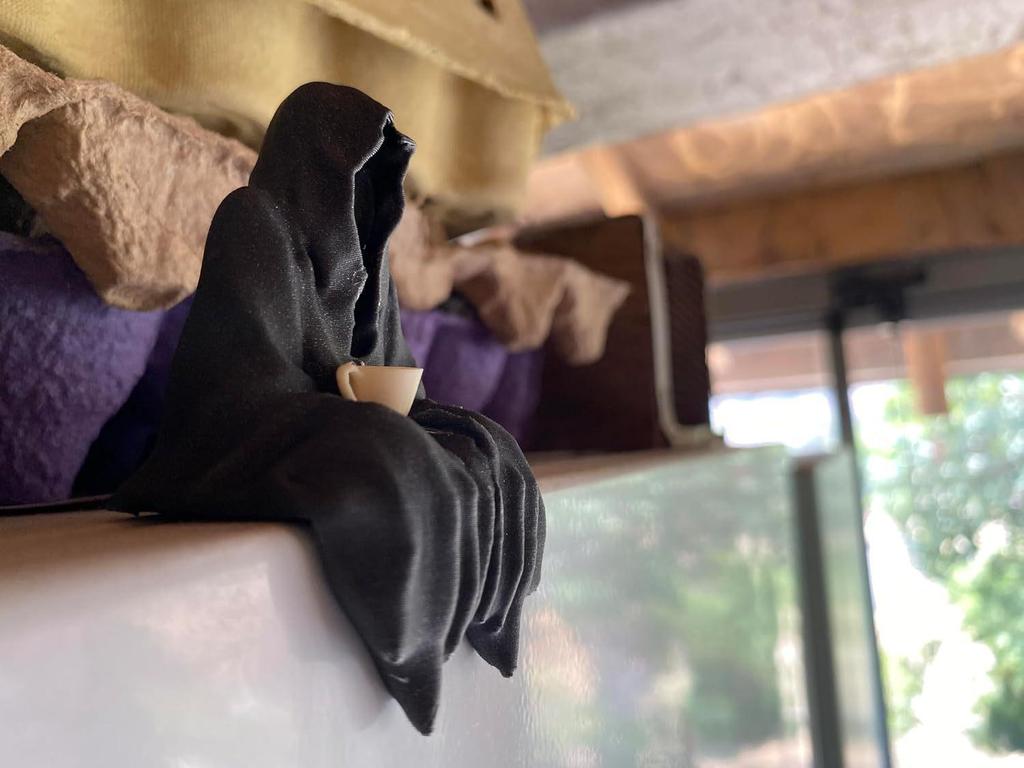 Black-Clothed Mysterious Lord Figurine Gothic Garden Resin Decoration Gift