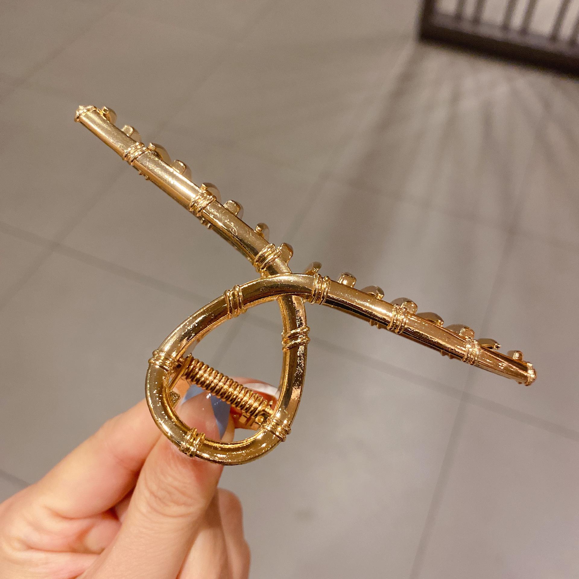 

Korean Elegant Metal Claw Hair Clip - Temperament Shark Hairpin for Back of Head