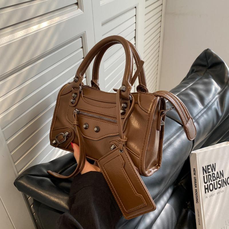 

New locomotive handbag bag women s retro rivet pillow bag fashionable shoulder messenger bag темно-коричневого